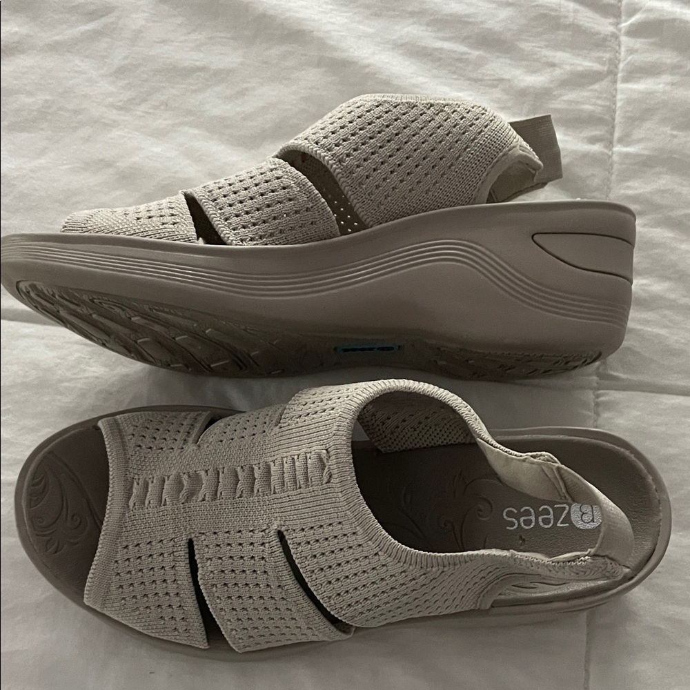 Bzees Women's Light Gray Slip-On Sandals